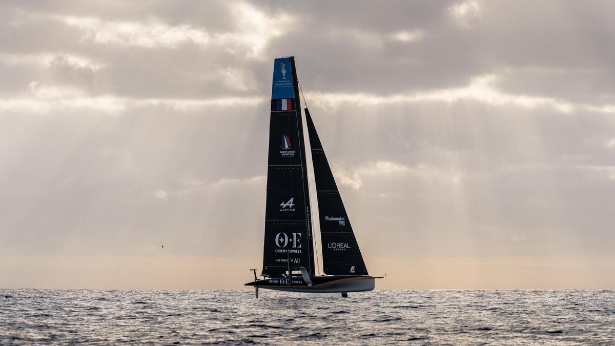 El AC40 modificado del equipo francés de la Copa América de vela, Orient Express Racing Team, entrena en el litoral de Barcelona a principios de febrero de 2024.