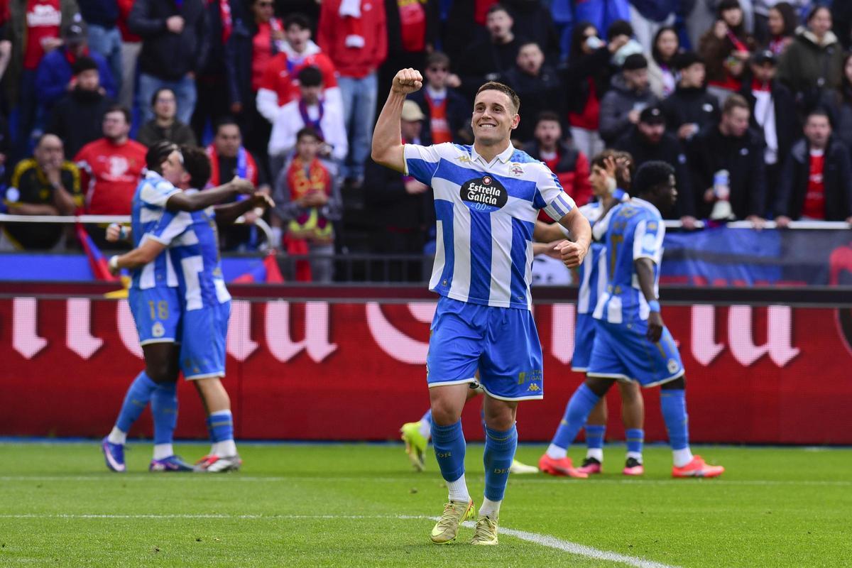 Mario Nájera, puño en alto, celebra su gol ante la UD Ourense