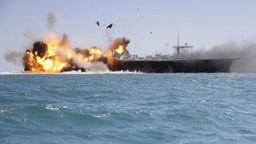 Irán destruye la réplica de un portaaviones de EEUU en unas maniobras militares