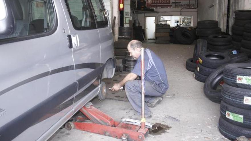 Un mecánico cambia una rueda