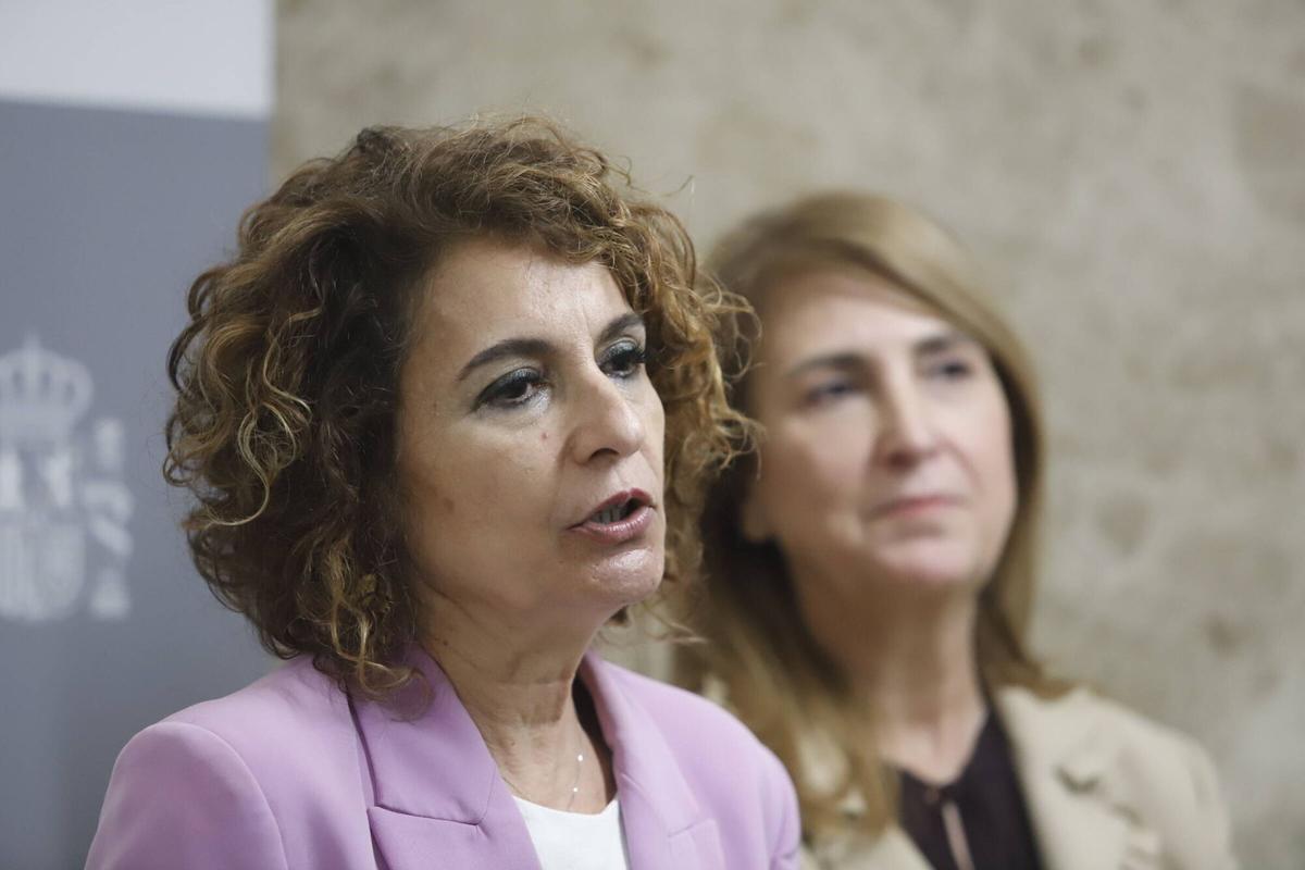 La vicepresidenta primera del Gobierno María Jesús Montero junto a la subdelegada Ana López.