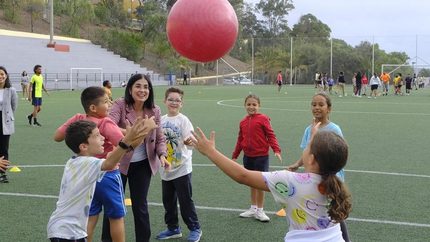 Carolina Darias visita los campus deportivos organizados por el Ayuntamiento de Las Palmas de Gran Canaria