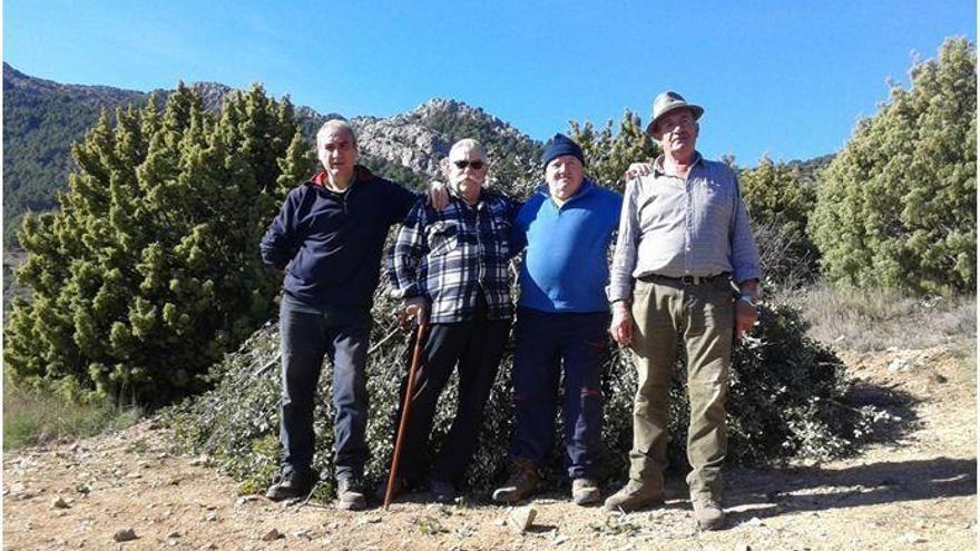 ‘El Prau’ construye una carbonera en la ruta botánica