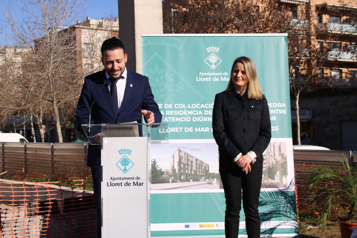 L'alcalde de Lloret de Mar, Adrià Lameles, i  la consellera de Drets Socials i Inclusió, Mònica Martínez Bravo, a la col·locació de la primera pedra de la residència per a gent gran de Lloret de Mar