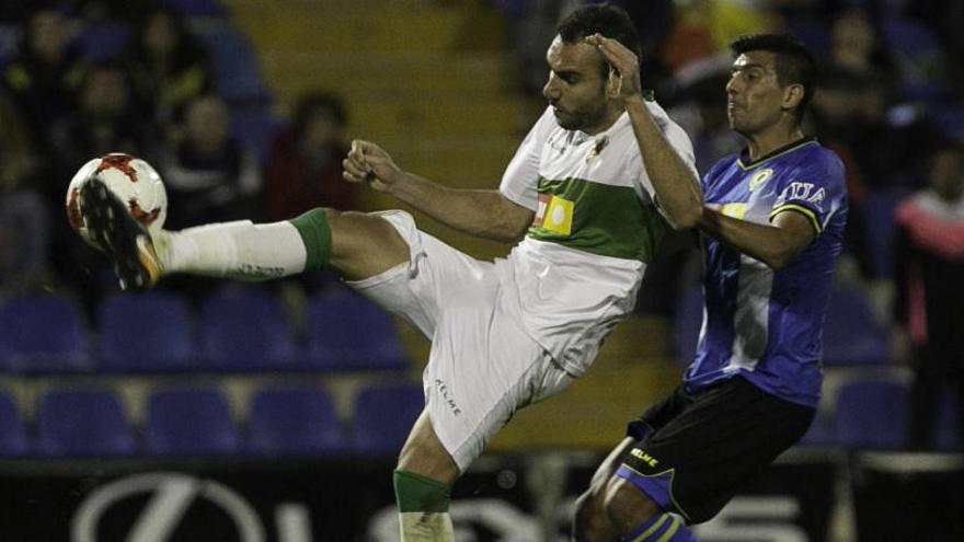 Navarrete presiona a un jugador del Elche durante el derbi