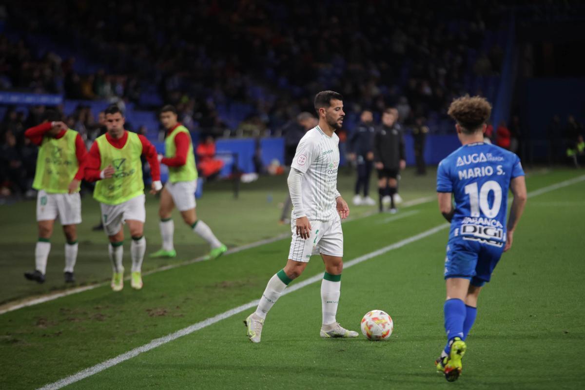 José Ruiz, ante Soriano, durante el encuentro del Córdoba CF contra el Deportivo, el pasado sábado.