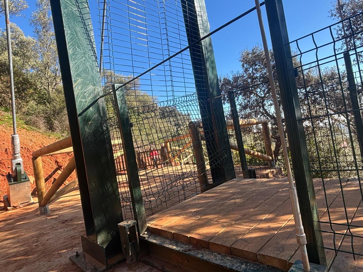 Valla metálica arrancada en el segundo puente colgante.