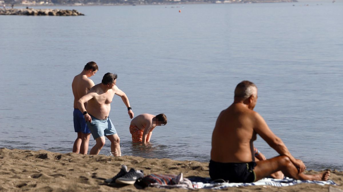 Turistas en la playa.