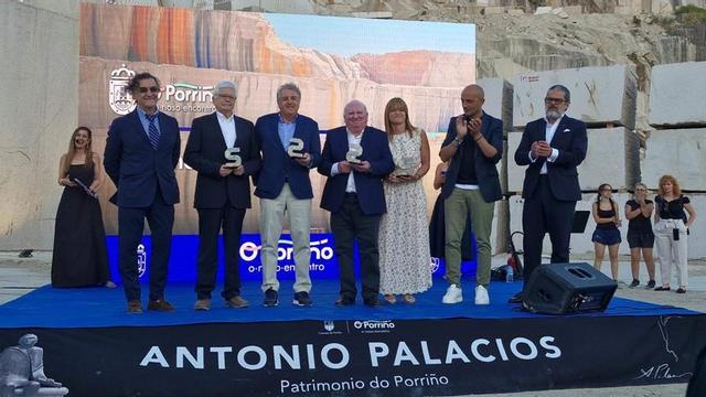 César Portela, José Luis de la Hoz, Nemesio Martínez y la hija de Francisco Cabaleiro, con los premios.