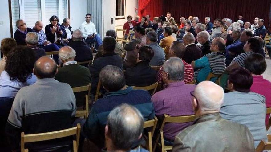 Un momento de la reunión, ayer, en Budiño. // A. Hernández