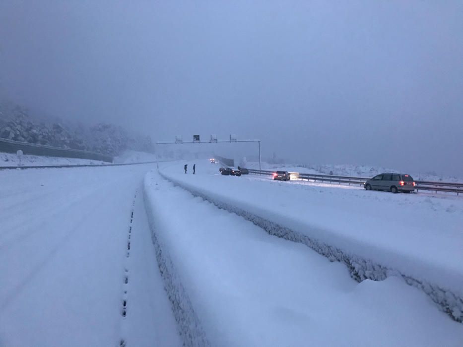 ENERO. La nieve causa problemas de tráfico en las carreteras de la provincia