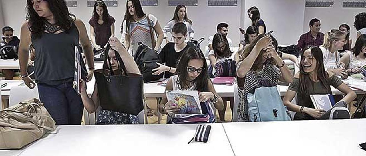 Imagen del primer dÃ­a lectivo de la facultad de Medicina, con mayorÃ­a de alumnas en el primer curso.