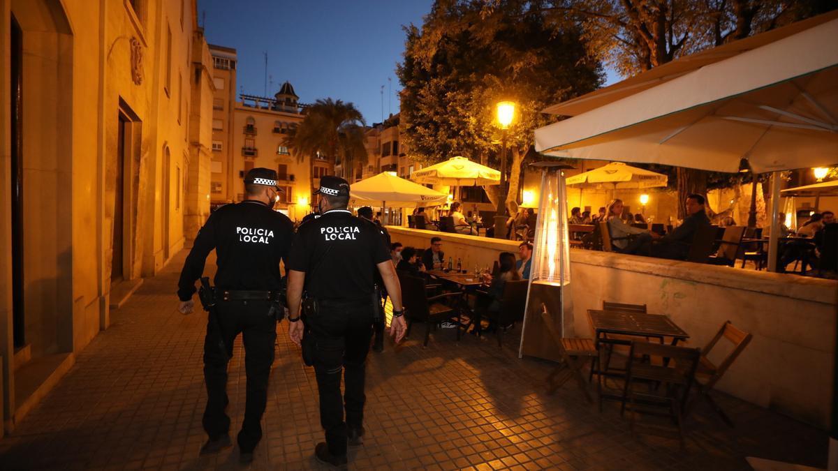 Agentes de la Policía Local de Elche, en una imagen de archivo.