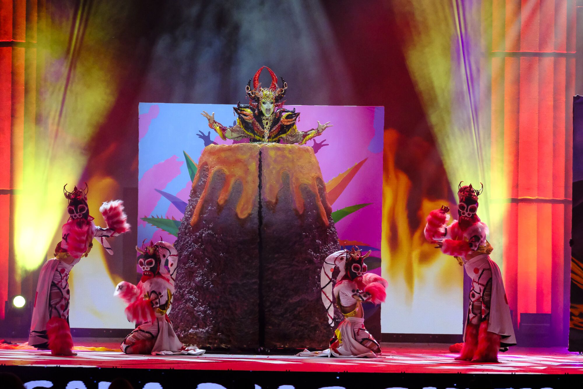 12. Drag Avalon (Osvaldo Cabrera Arocha) Con el patrocinio de Dental Claramunt, Centro Comercial Open Mall Lanzarote, Tapicería Peñate y Empirestetik y con un diseño de Rubén Pérez presenta el espectáculo Desde este marco incomparable.