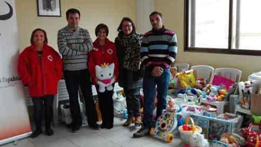 Bambalinas entrega a Cruz Roja los juguetes recogidos en una fiesta infantil
