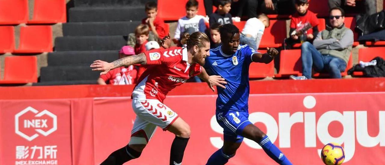 Ibrahima Baldé, delantero del Oviedo, pelea por un balón con el central del Nàstic Albentosa.