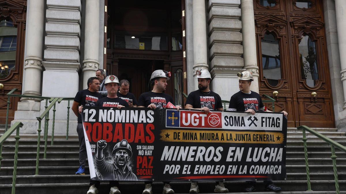 Por la izquierda, Héctor Pérez, Santiago González, Héctor López y José María Pérez a su llegada a Oviedo tras realizar una marcha a pie desde Ibias.