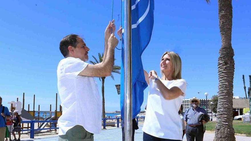 La playa de El Postiguet ya luce su bandera azul