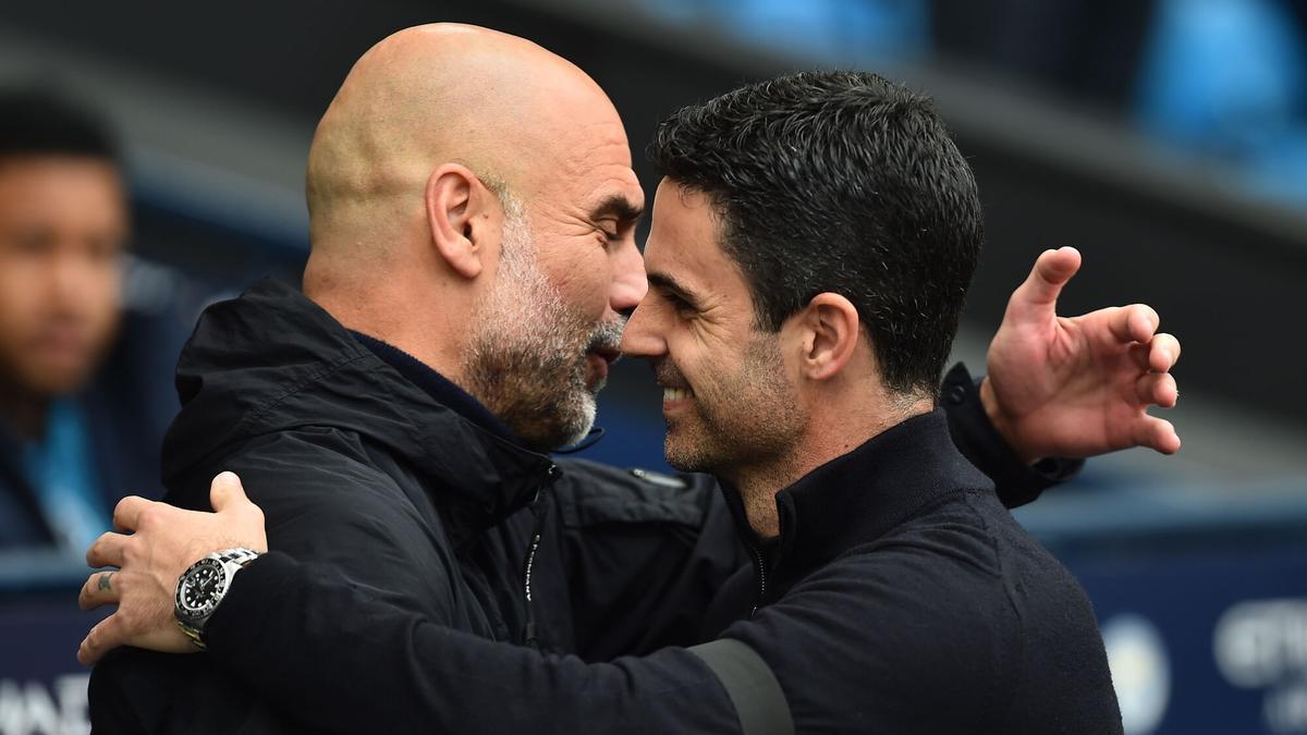 MANCHESTER (United Kingdom), 19/04/2026.- Manchester City's manager Pep Guardiola (L) and Arsenal's manager Mikel Arteta (R) embrace ahead of the English Premier League match Manchester City against Arsenal FC, in Manchester, Britain, 19 April 2026. (Reino Unido) EFE/EPA/PETER POWELL EDITORIAL USE ONLY. No use with unauthorized audio, video, data, fixture lists, club/league logos, 'live' services or NFTs. Online in-match use limited to 120 images, no video emulation. No use in betting, games or single club/league/player publications. EDITORIAL USE ONLY. No use with unauthorized audio, video, data, fixture lists, club/league logos, 'live' services or NFTs. Online in-match use limited to 120 images, no video emulation. No use in betting, games or single club/league/player publications