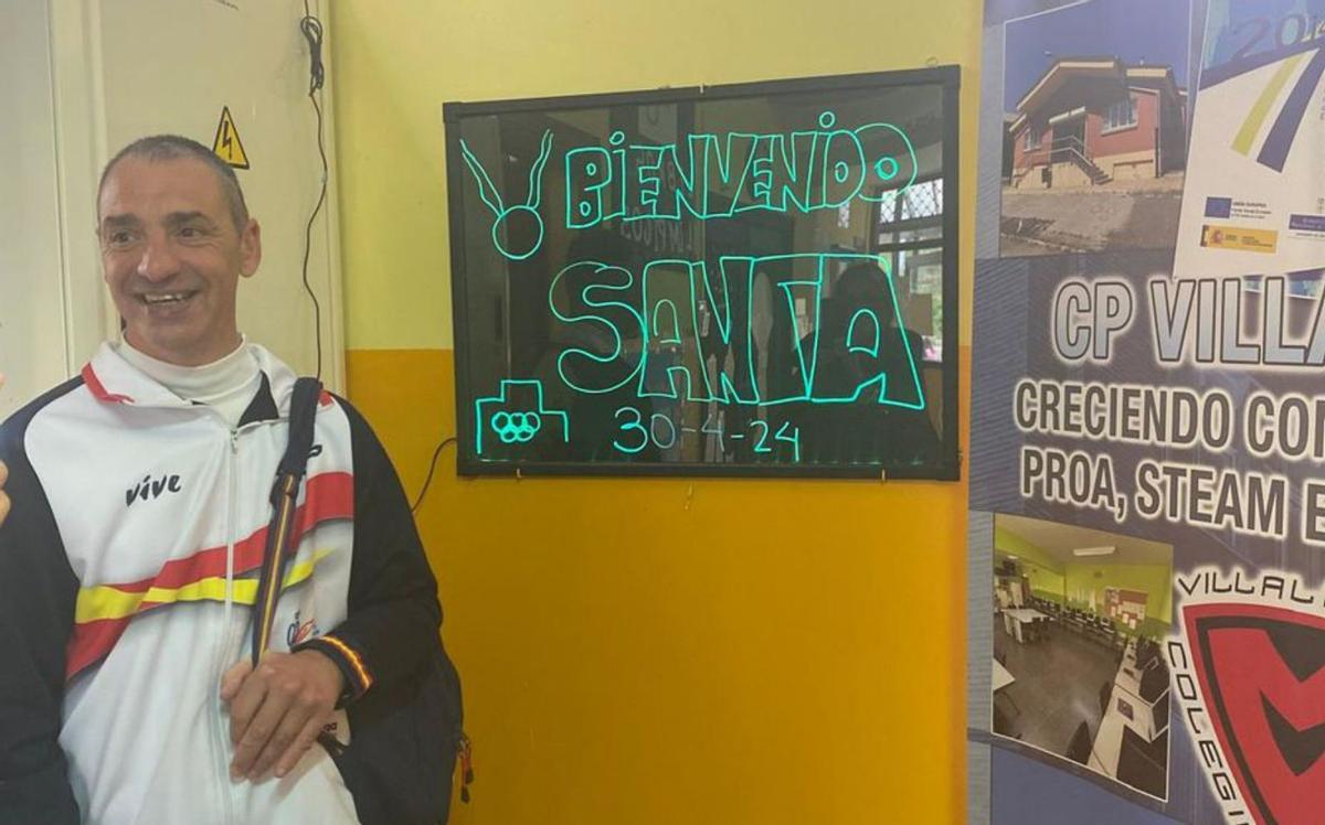 González Santamaría, ayer, en el colegio de Villalegre. 