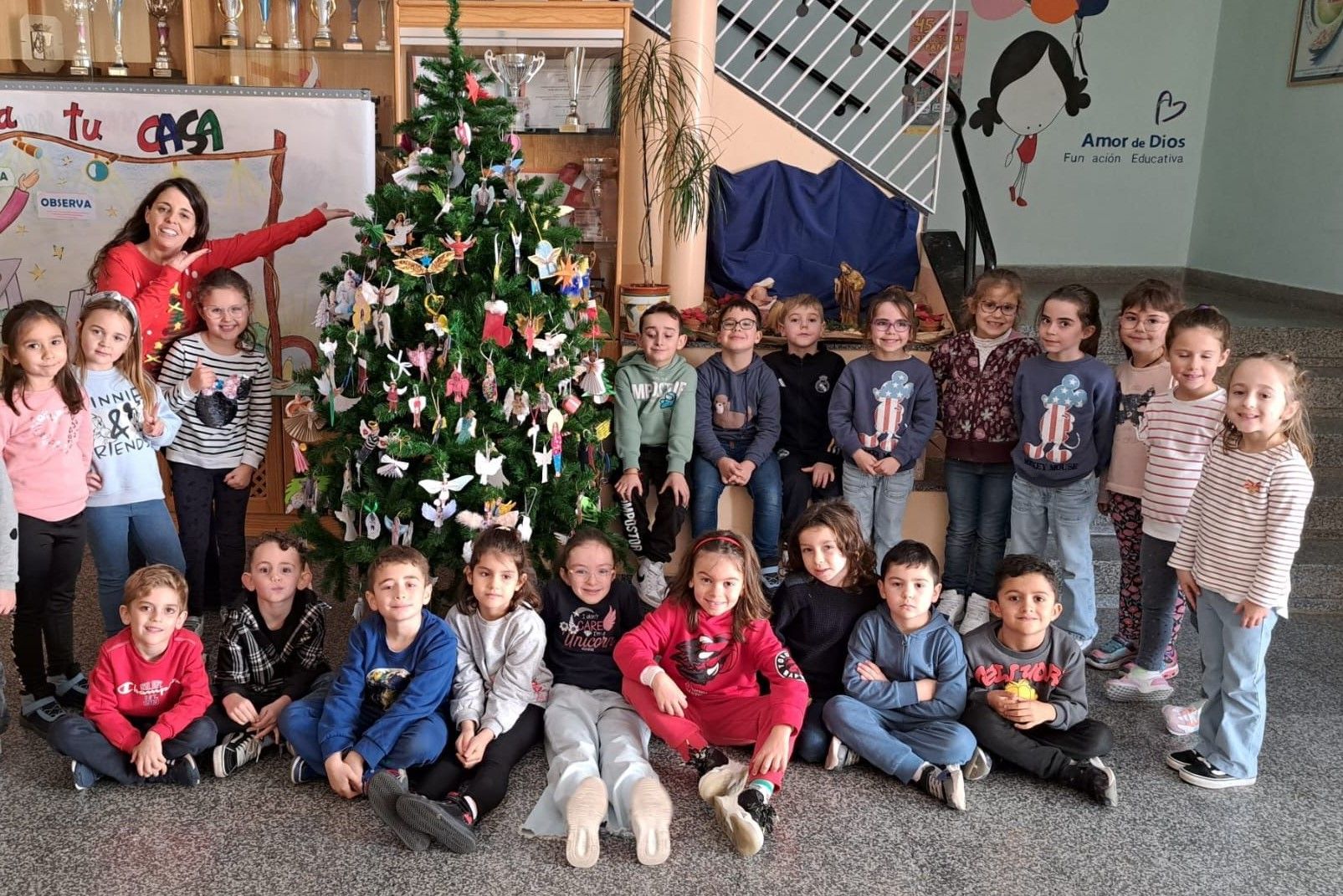 Los niños de Infantil posan junto al árbol de Navidad