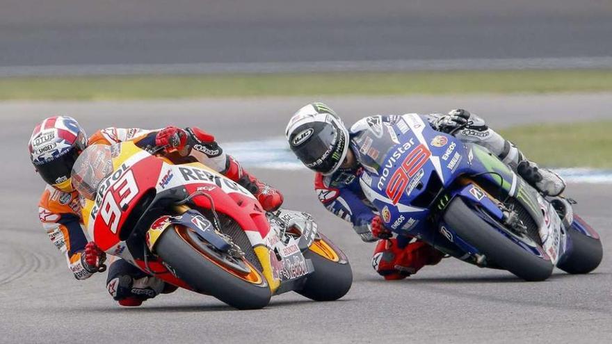 Marc Márquez, seguido de Jorge Lorenzo, durante la carrera de MotoGP disputada ayer en Indianápolis. // Erik S. Lessser