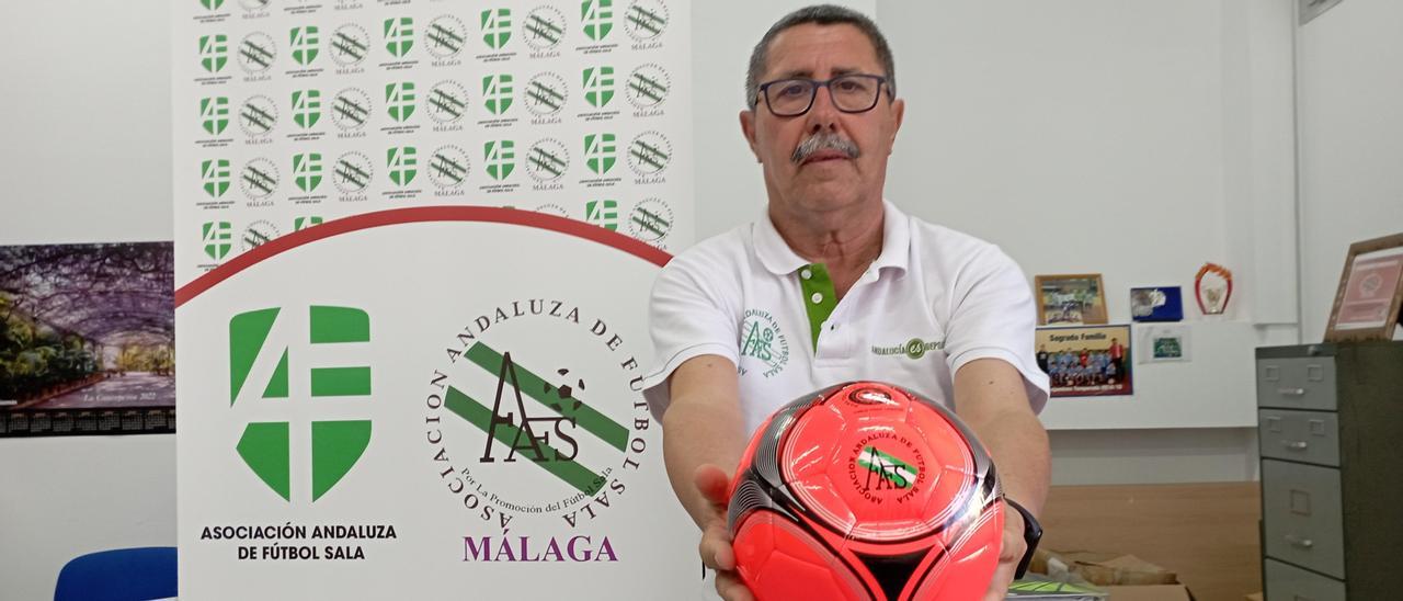 Pedro Torres, con un balón reglamentario en la delegación en Málaga de la Asociación Andaluza de Fútbol Sala.