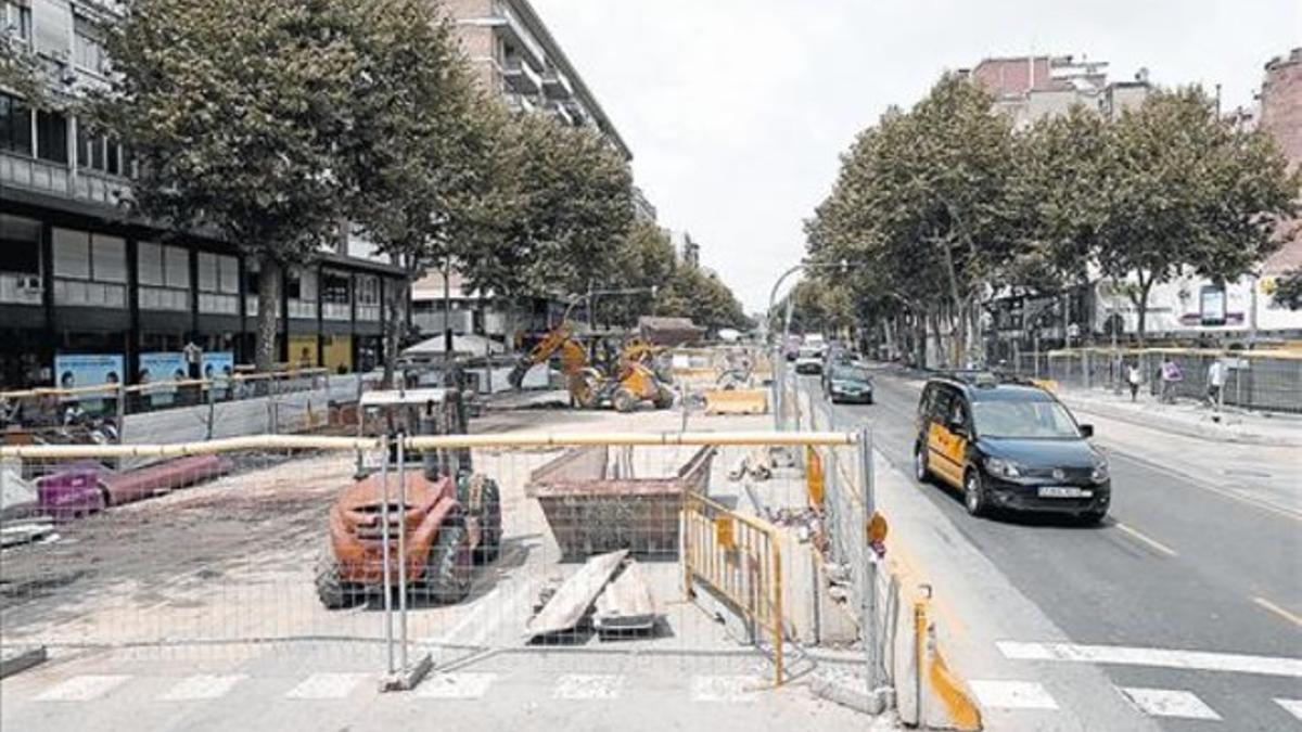Aspecto de las obras en la avenida, que acabarán en febrero, ayer.