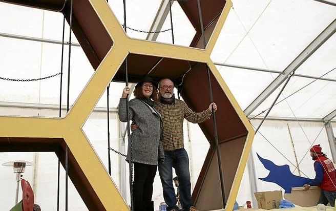 Toni Socias y la regidora Eva Frade, en las carrozas de los Reyes de este año.