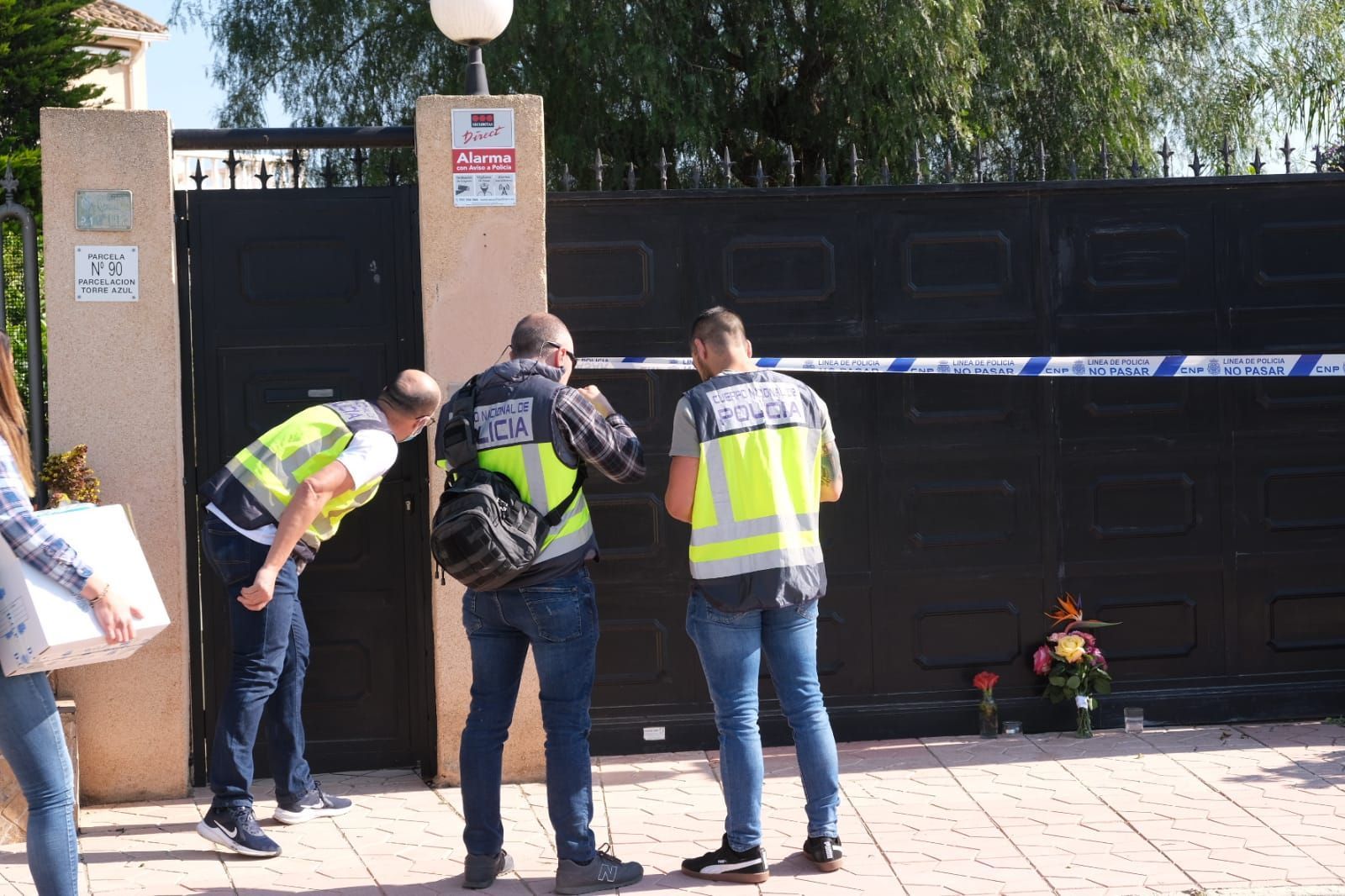 La Policía científica inspecciona la casa del crimen de Elche