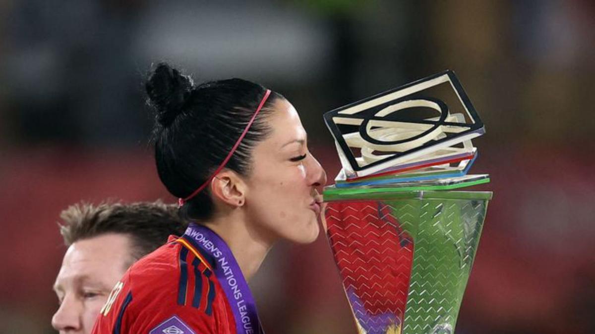 Jenni Hermoso besa la copa de la Nations League en La Cartuja.