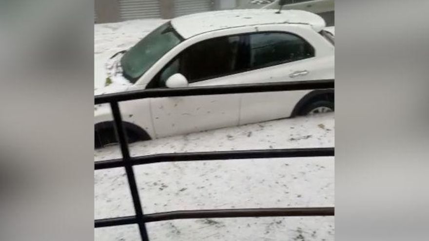 Coches atrapados por el granizo