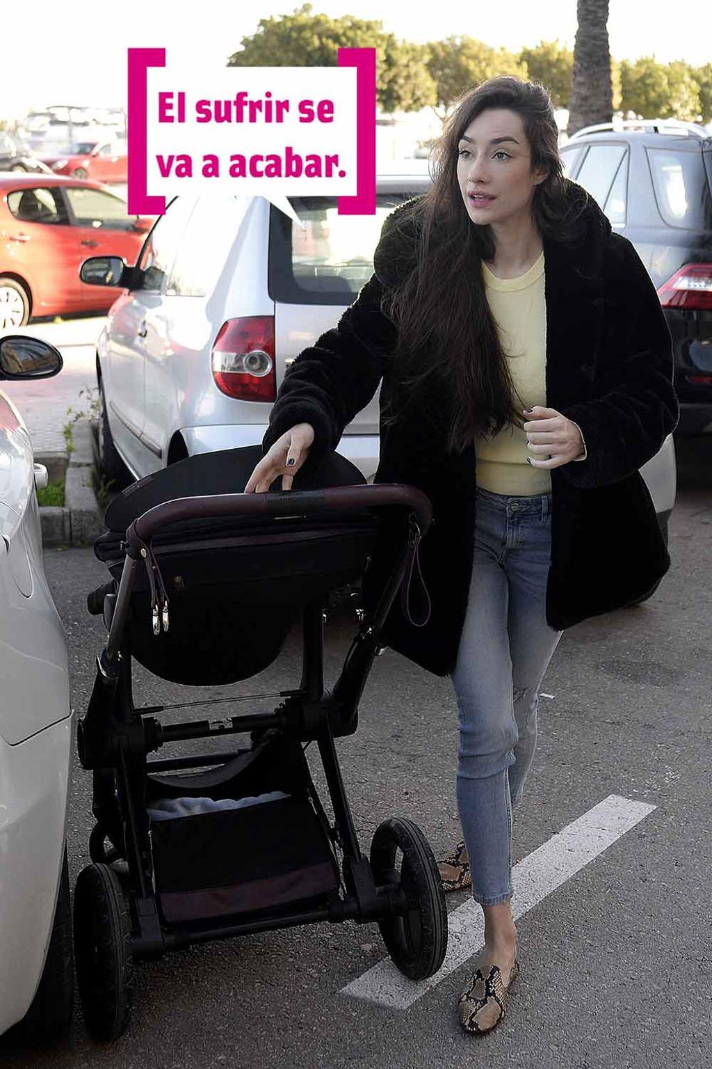 Adara Molinero con su hijo por Madrid