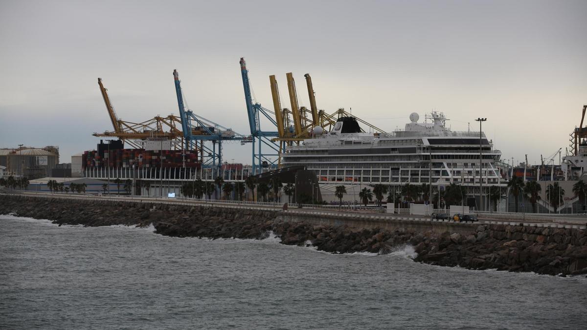 Un crucero atracado en el Port de Barcelona, con las grúas de Hutchison detrás.