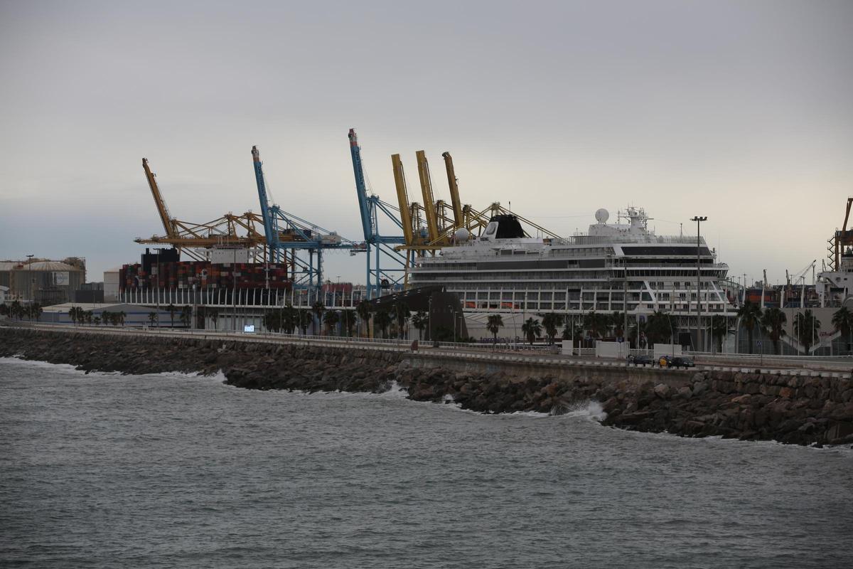 Un crucero atracado en el Port de Barcelona, con las grúas de Hutchison detrás.