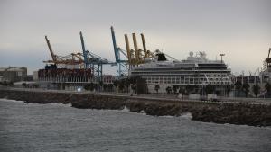 Un crucero atracado en el Port de Barcelona, con las grúas de Hutchison detrás.