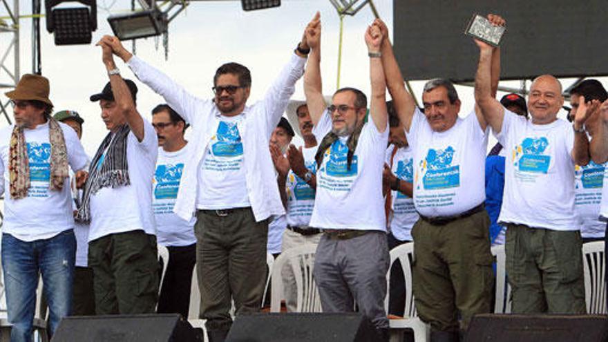 &#039;&#039;Timochenko&#039; (4i), en el inicio de la conferencia de las FARC.