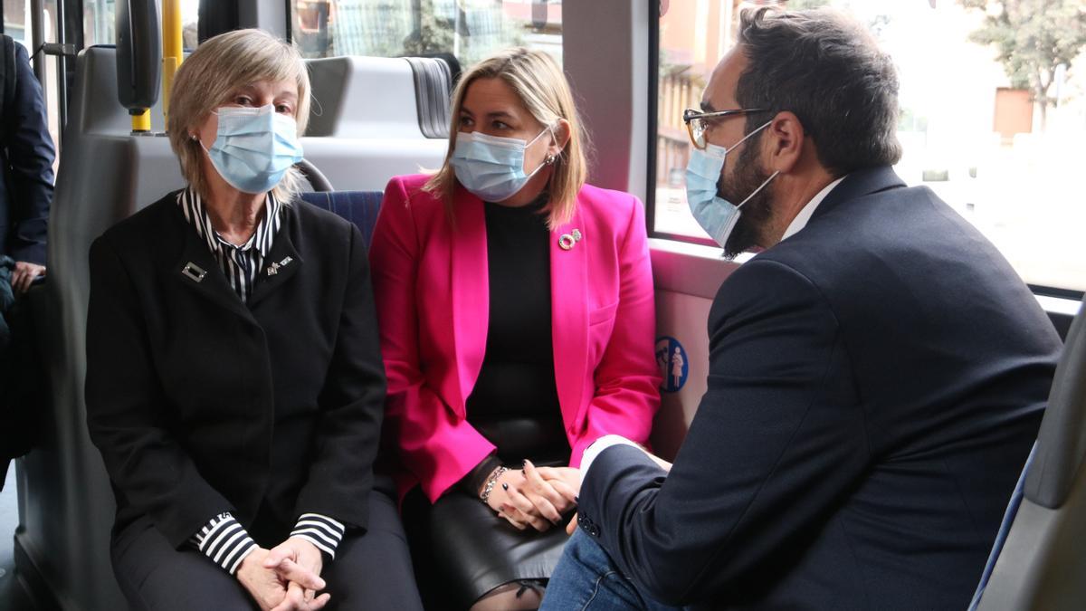 L'alcaldessa de Vilafant, Consol Cantenys, la de Figueres, Agnès Lladó i el conseller Juli Fernàndez, dins del bus.
