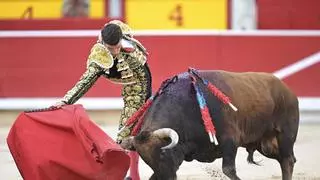 Oreja pírrica para Fernando Adrián que no cuaja un gran lote de La Palmosilla en Pamplona