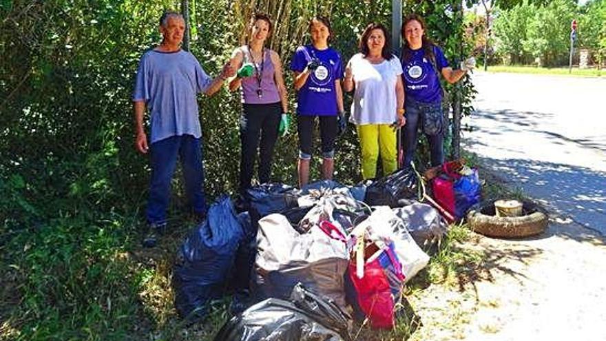 Nova jornada de neteja de la Brigada Activista del Salabret. ?Alguns dels participants dels dos dies que es van retirar deixalles al bosc que hi ha entre Sarrià de Ter i Girona, a tocar del riu Ter, que van omplir diverses bosses.