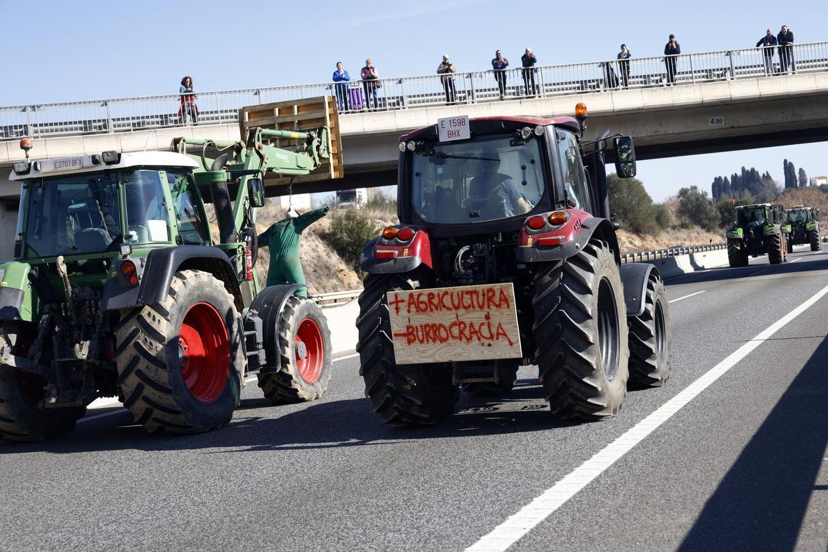 Decenas de tractores circulan por la A-2 camino de Barcelona