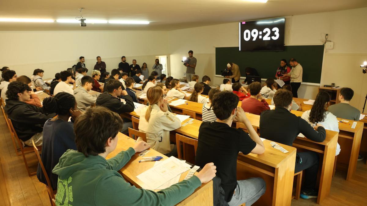 Selectividad en Galicia: el DNI digital se acepta pero el móvil sigue prohibido en el examen