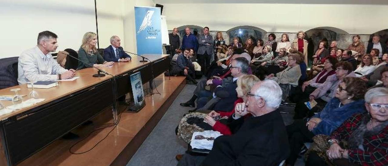 Isabel San Sebastián, entre Antonio Sabino y Juan Prieto, presidente y secretario, respectivamente, de la Sociedad Económica de Amigos del País de Avilés, y Francisco Jiménez, ayer, en el palacio de Valdecarzana.