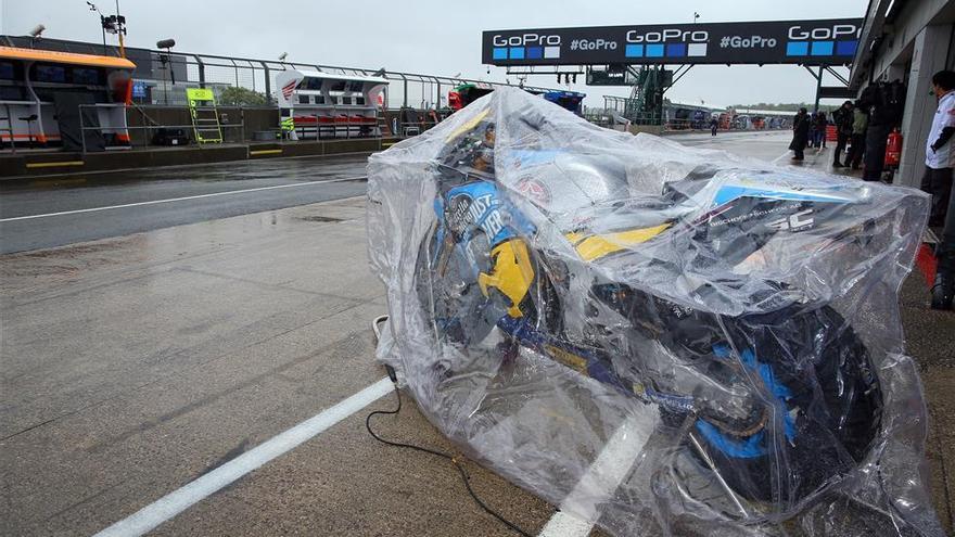 La lluvia y el asfalto &quot;ahogan&quot; el gran premio de Silverstone