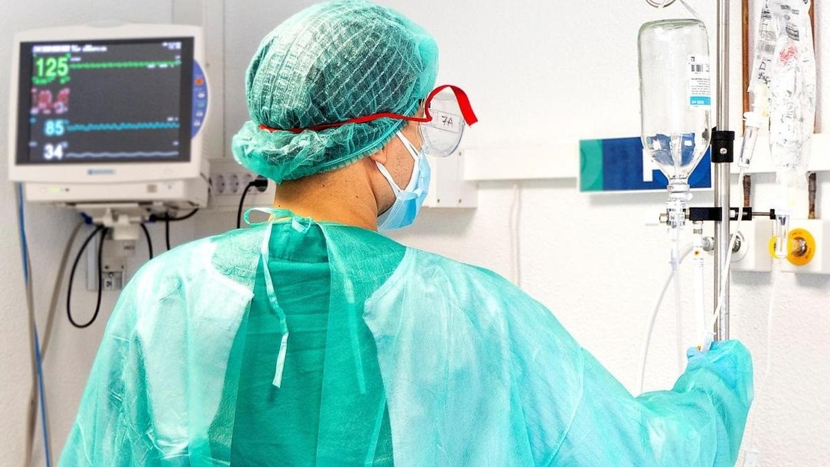 Imagen de un sanitario en una habitación hospitalaria.