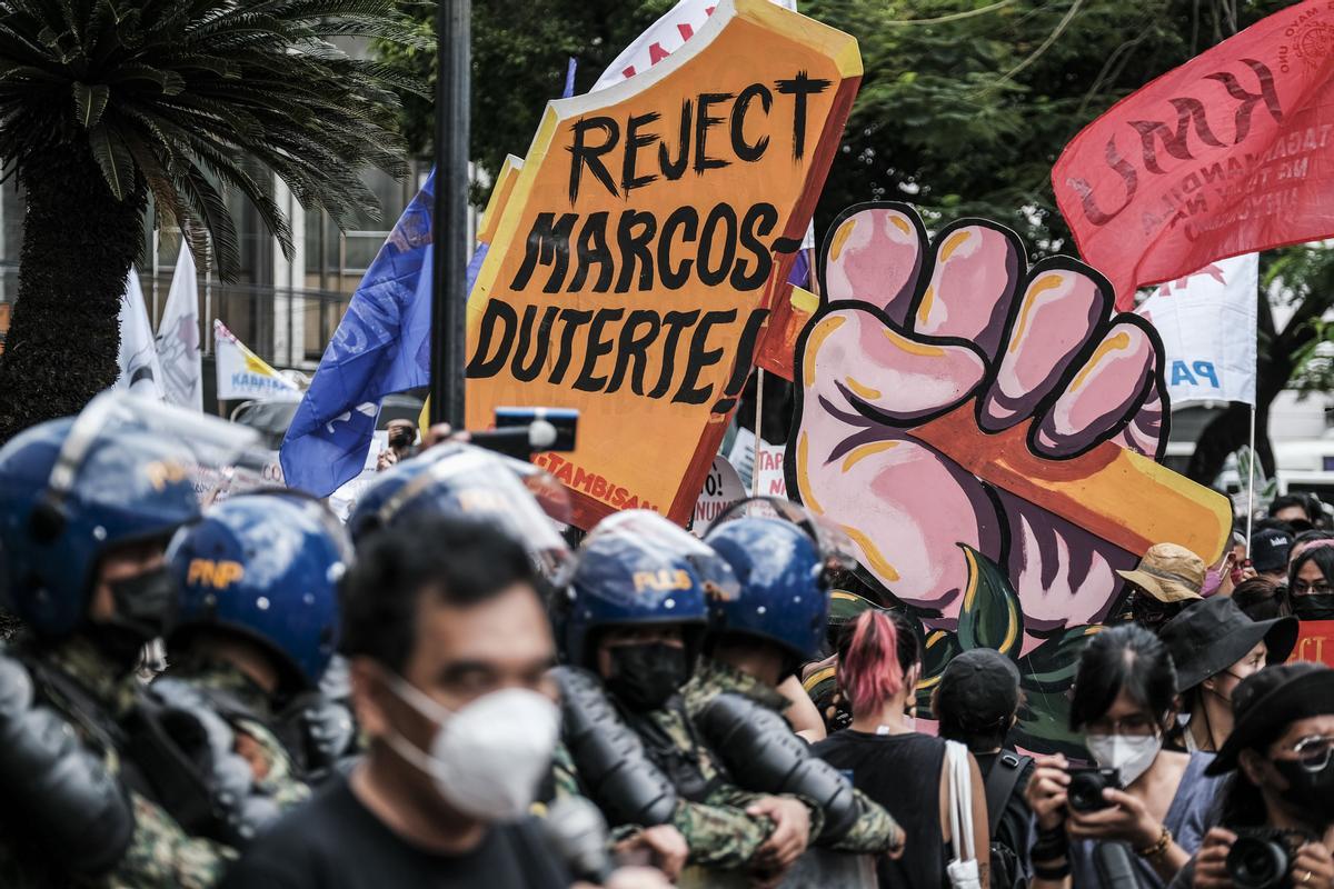 Manifestación en el exterior de la Comisión de las Elecciones en Manila, tras conocerse que Ferdinand Marcos Jr gobernará en Filipinas con Sara Duterte-Carpio