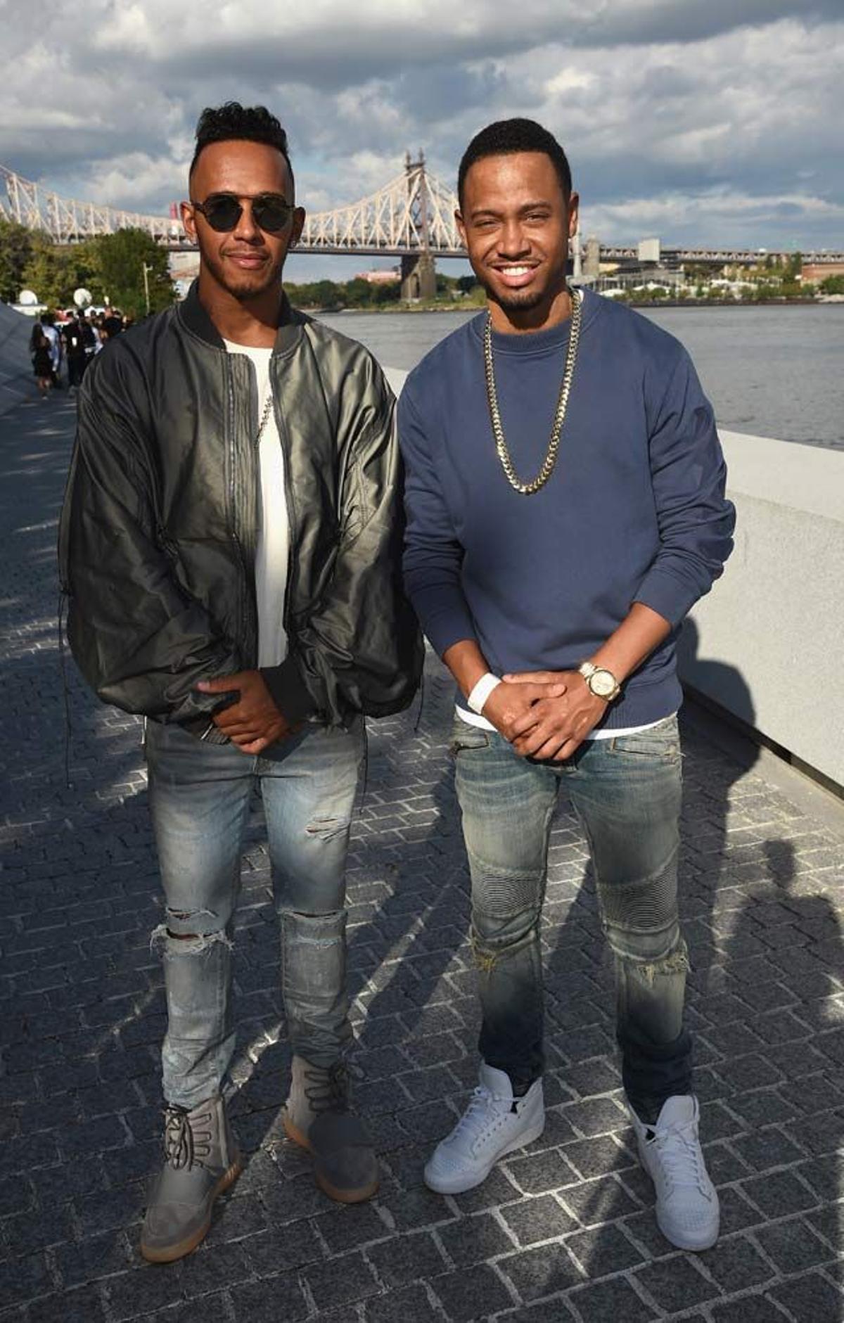 Lewis Hamilton y Terrance J en el desfile Yeezy de Kanye West.