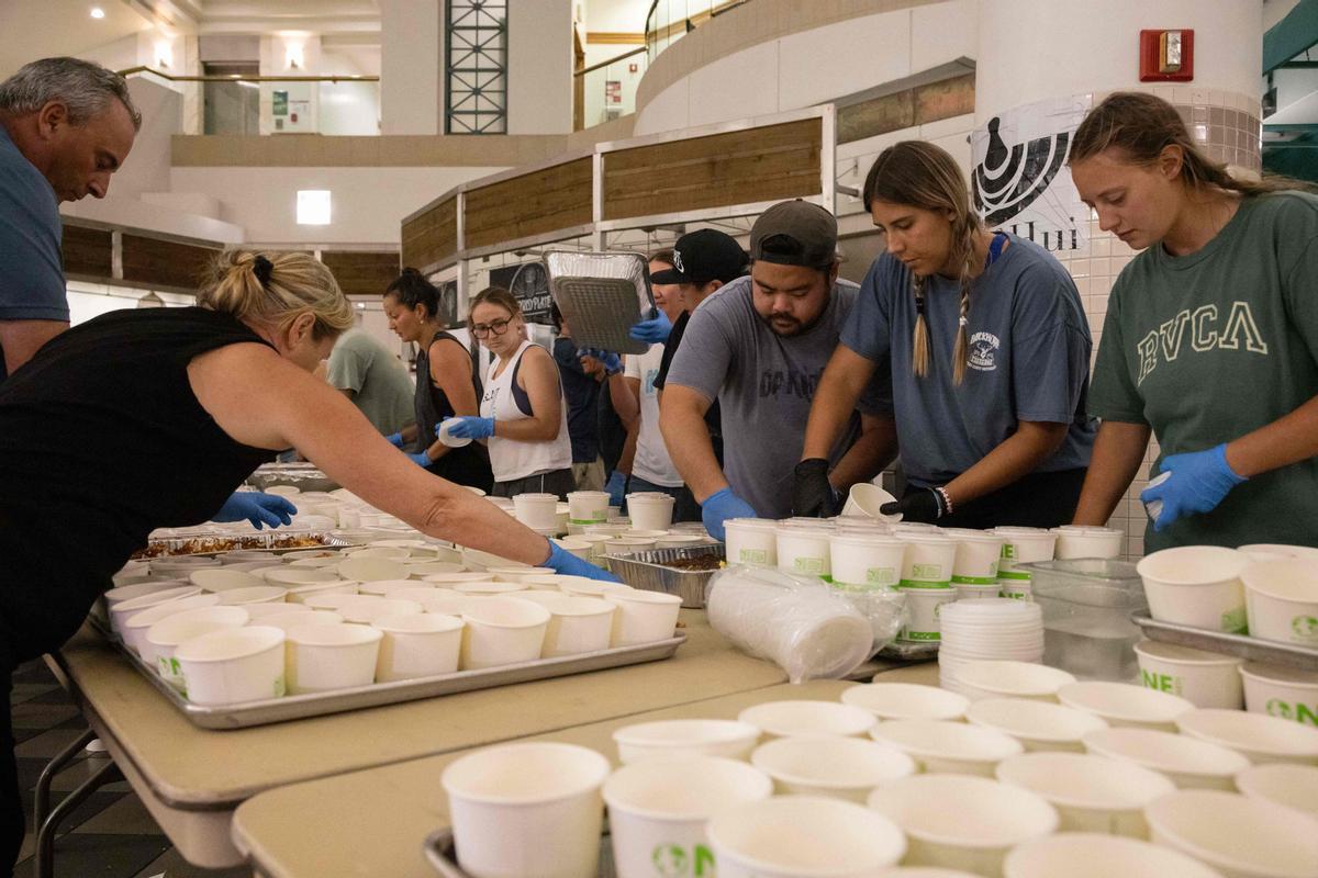 Voluntarios preparan comida para las familias afectadas por el fuego en Maui (Hawái)