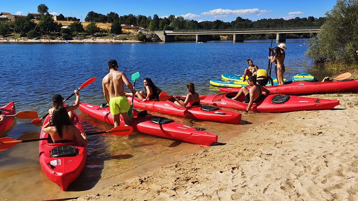 Ruta en kayak por el embalse de Valparaíso, en la playa de Cional. | Cedida