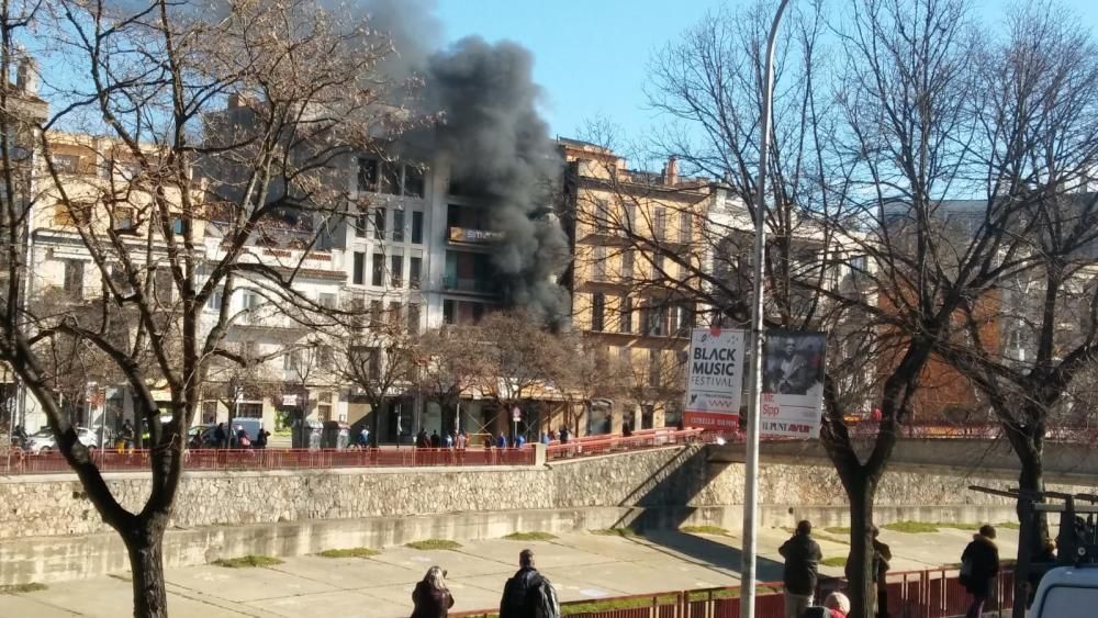 Incendi en un edifici en rehabilitació del carrer del Carme de Girona